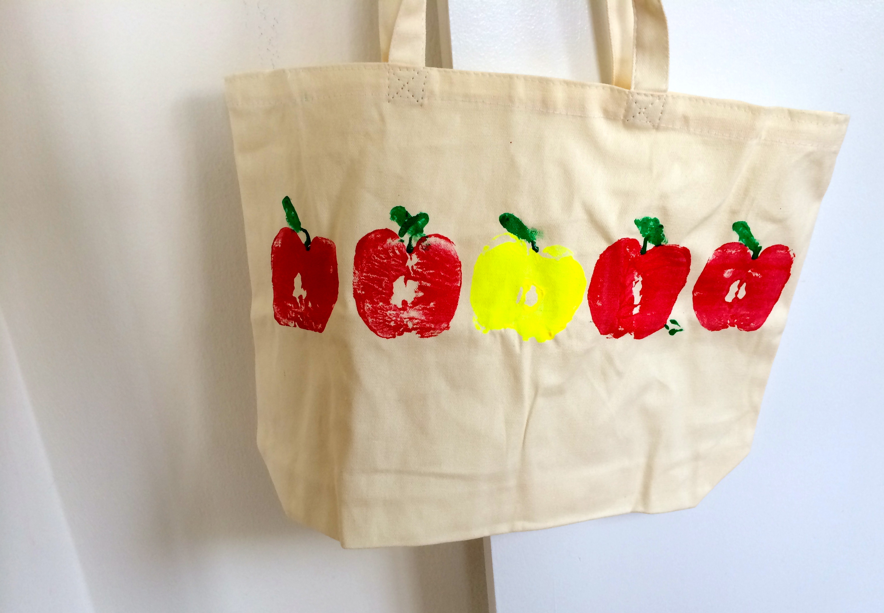 DIY Apple Print Tote Bags | Crayons and Croissants